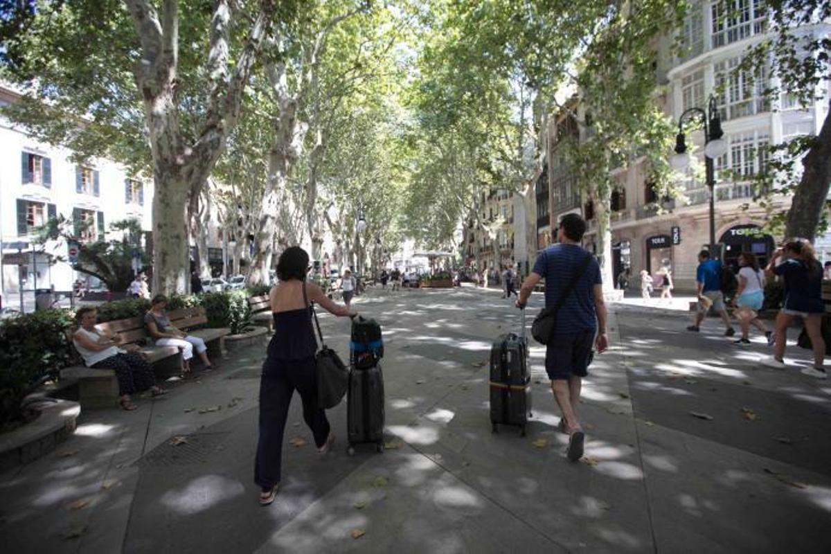 Rollkoffer-Touristen in Palma de Mallorca.