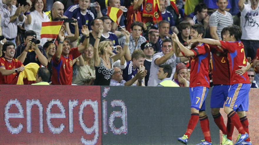 El delantero de la selección española David Villa (i) celebra con sus compañeros David Silva (d) y Andrés Iniesta (c) el gol que ha marcado a la selección de Escocia, tercero para el conjunto español, durante el partido, correspondiente a la fase de clasificación para la Eurocopa 2012, que ambos equipos disputaron esta noche en el estadio José Rico Pérez de Alicante.