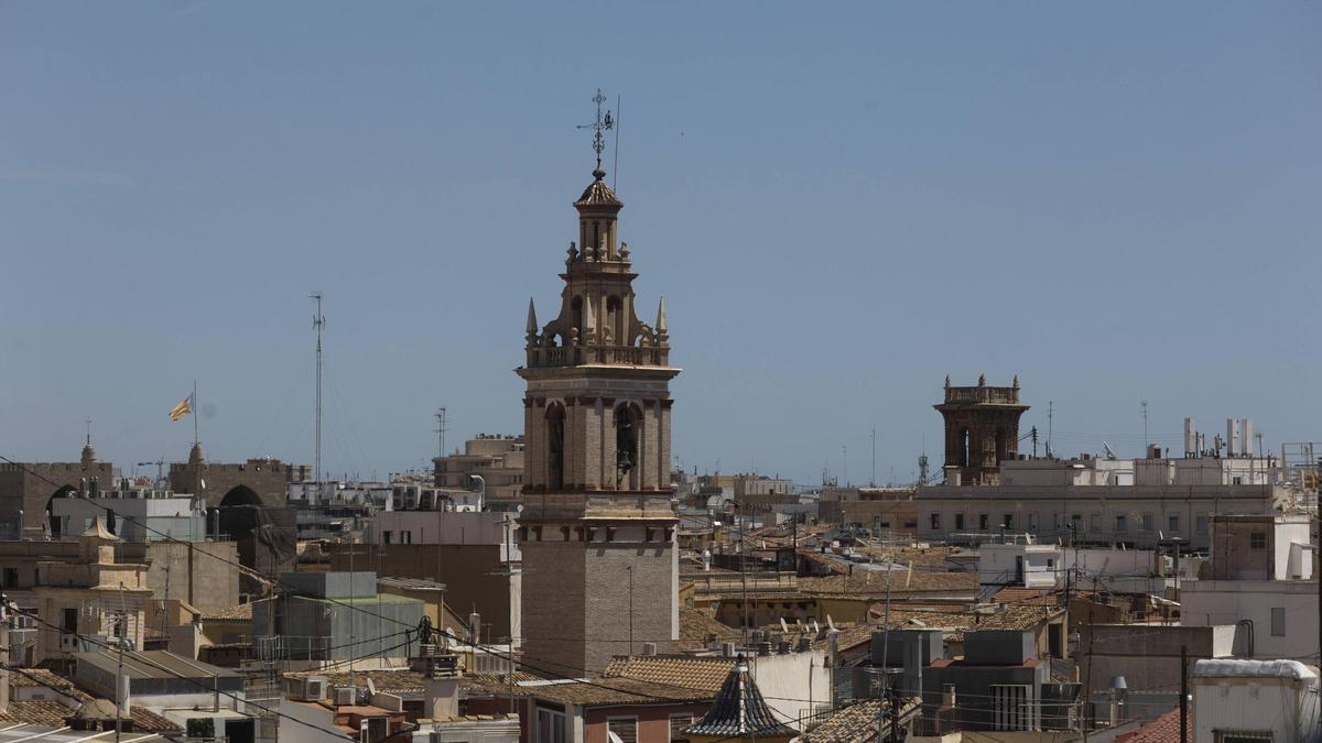 Panorámica de Ciutat Vella con el campanario de San Nicolás en el centro y las torres de Serranos (izquierda) y la torre de San Bartolomé (derecha) en el horizonte.