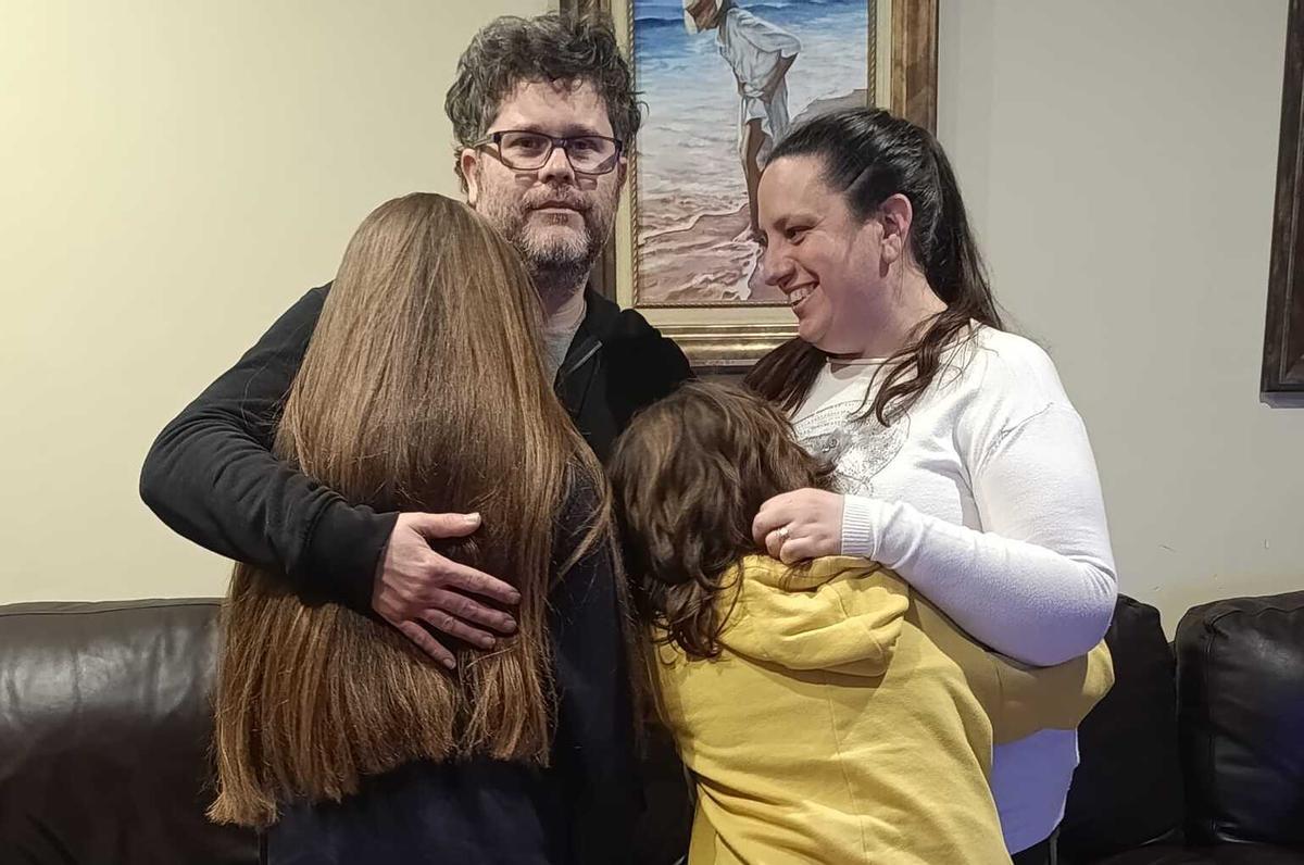 Noah, abrazado a su familia.