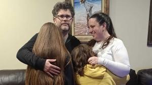 Noah, abrazado a su familia.
