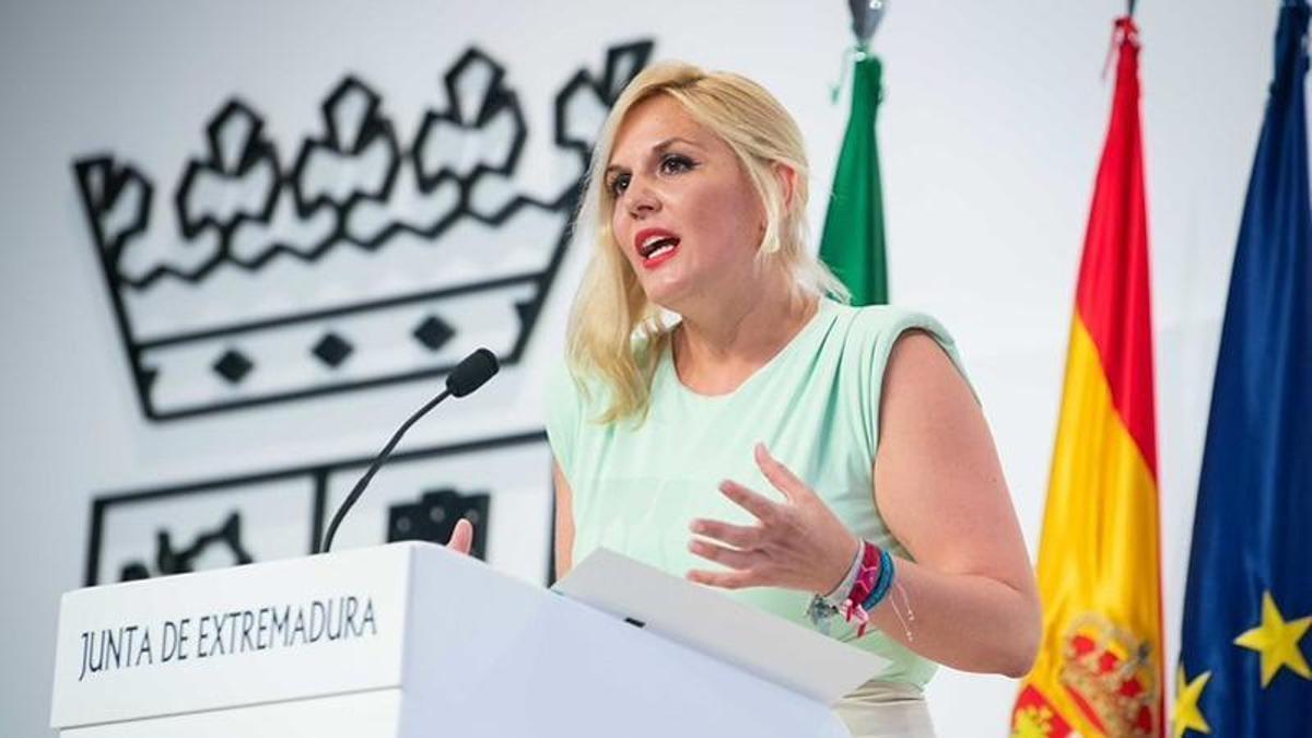 La portavoz de la Junta, Elena Manzano, en rueda de prensa en Mérida