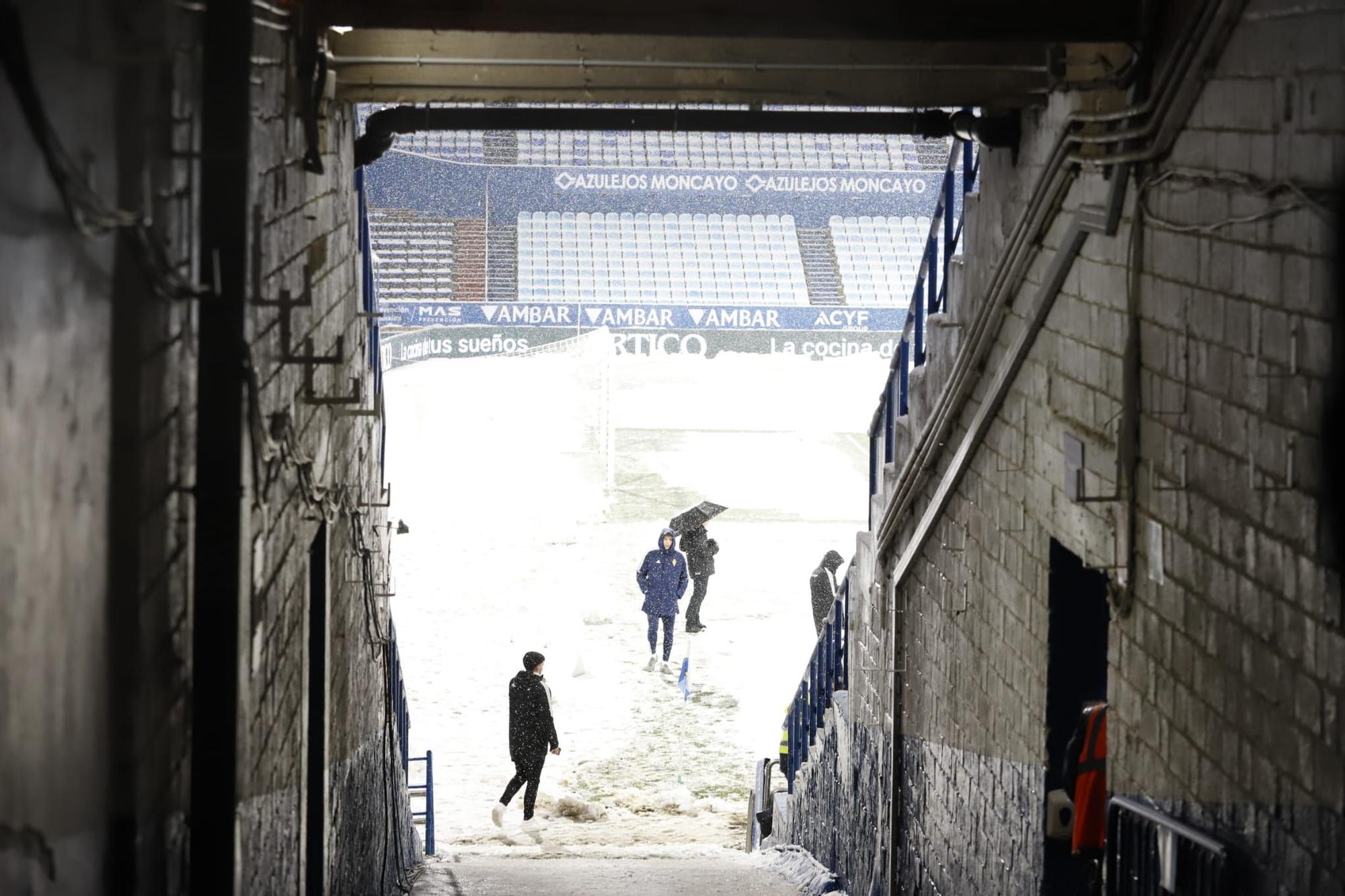 Real Zaragoza-Andorra, en imágenes: operarios trabajan para que el partido se juegue