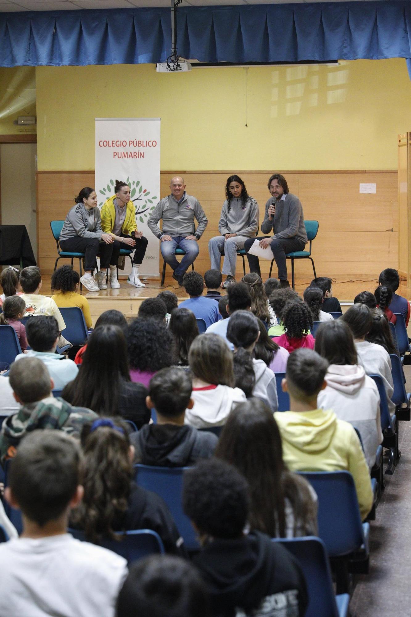 En imágenes. El Club Balonmano La Calzada visita el colegio Pumarín