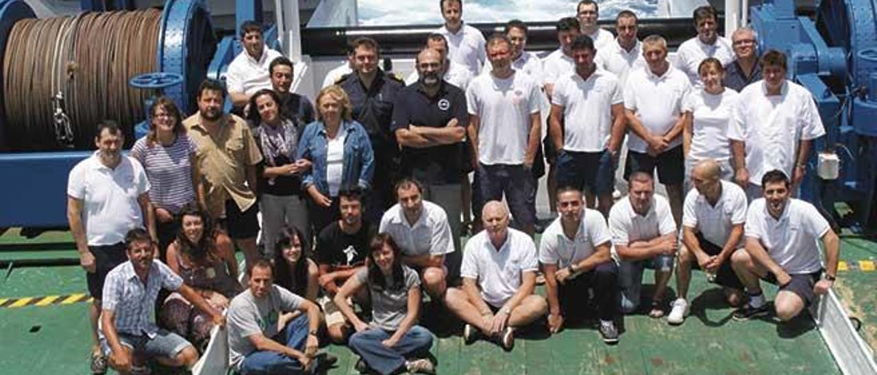 Equipo científico-técnico (IGME, IEO, IHM) que realizó el descubrimiento de los depósitos minerales de costras de manganes en Canarias (buque oceanográfico Miguel Oliver, mayo 2011).