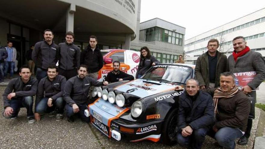 Integrantes de la escudería universitaria EnxesMotory los pilotos invitados al Foro Tecnolóxico, junto  al Porsche 911 SC de Ferreiro y el Mitsubishi con el que López Rivas finalizó el Dakar.  // J. Santomé