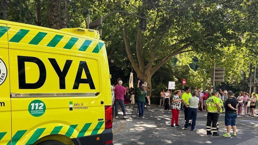 Los sanitarios evacúan a un residente de Cruz Blanca en plen