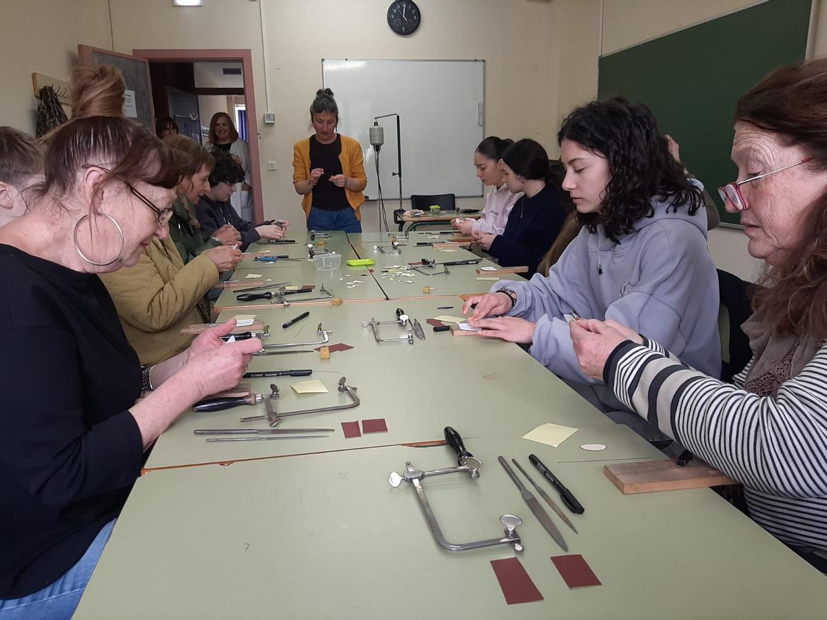 Asistentes a la actividad intergeneracional de joyería