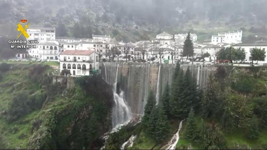 Guardia Civil y servicios de emergencia participan en el desalojo de vecinos de Grazalema
