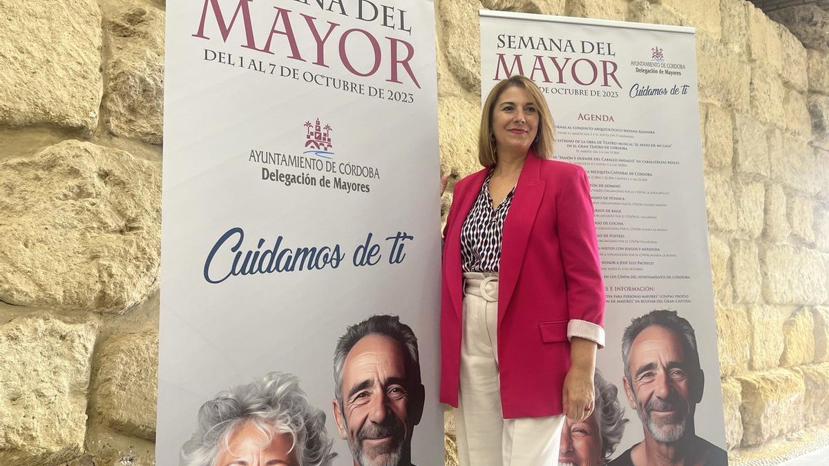 Eva Contador presenta la Semana del Mayor en el Ayuntamiento de Córdoba.