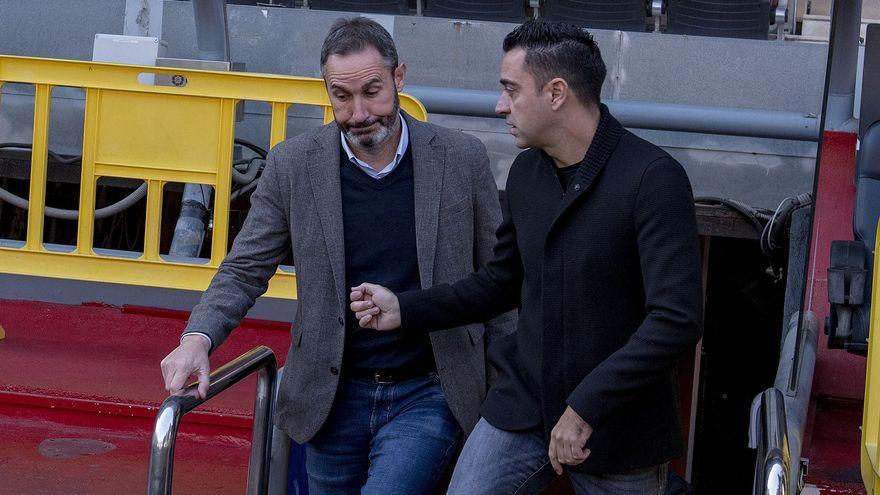 Xavi i Vicente Moreno sortint a la gespa del Camp Nou