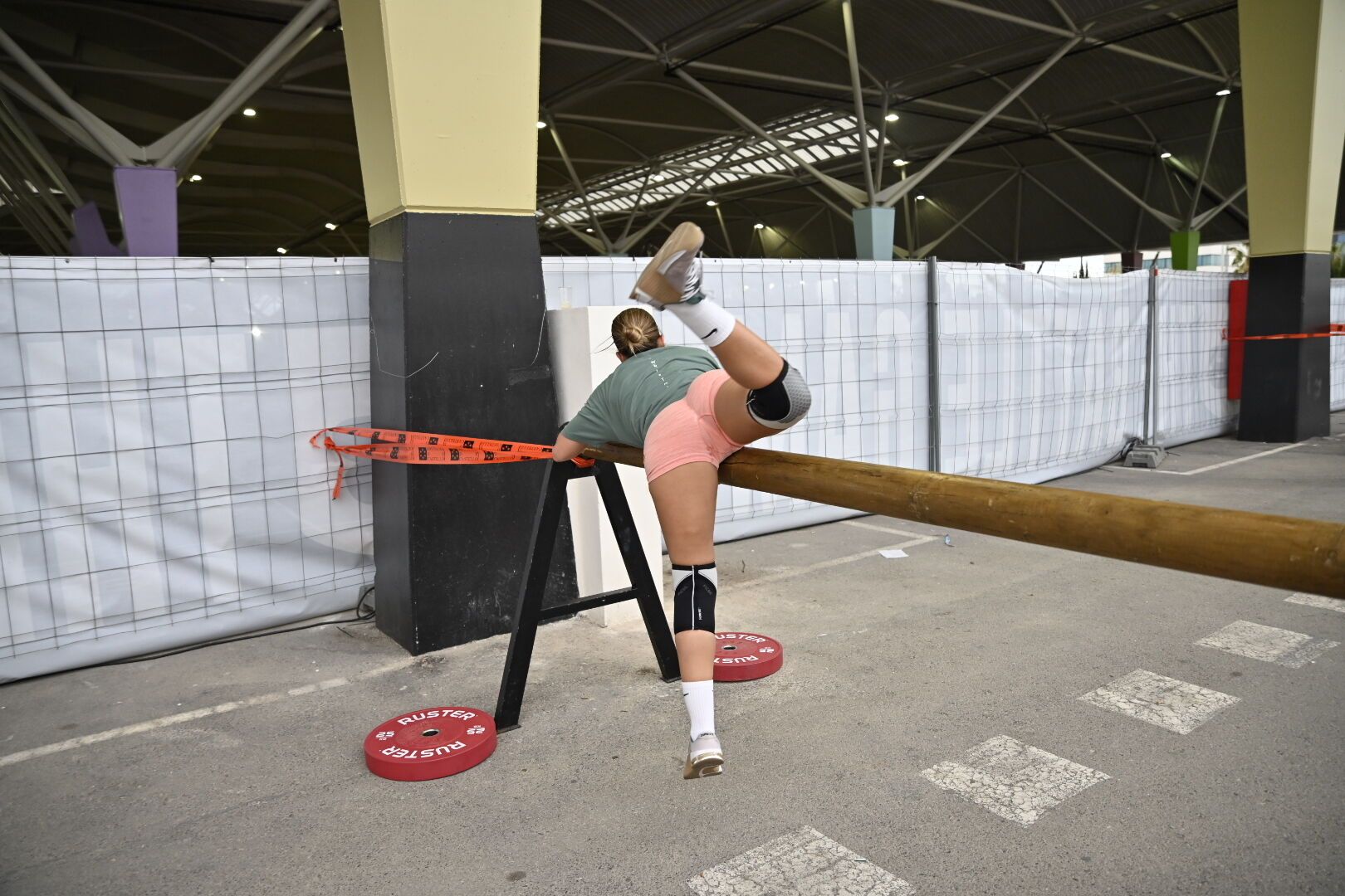 Revive los mejores momentos del evento y comprueba si las cámaras te captaron en plena acción.
Cada levantamiento, cada salto y cada esfuerzo ha quedado recogido en una galería de imágenes que muestran cómo se vivió The Battle Games CrossFit Castellón. Puedes recorrer las fotos y ver si apareces en plena competición, apoyando a tus compañeros o simplemente disfrutando del ambiente.