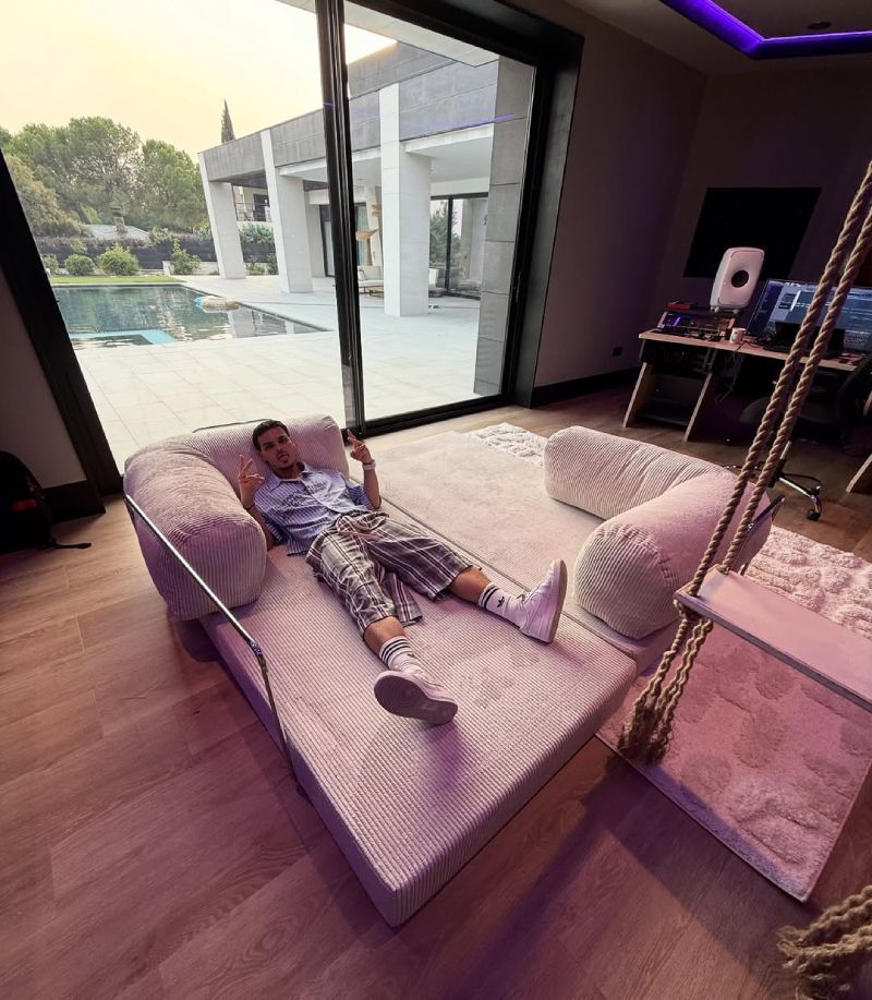 El salón de su casa tiene un enorme y comodísimo sofá de color claro