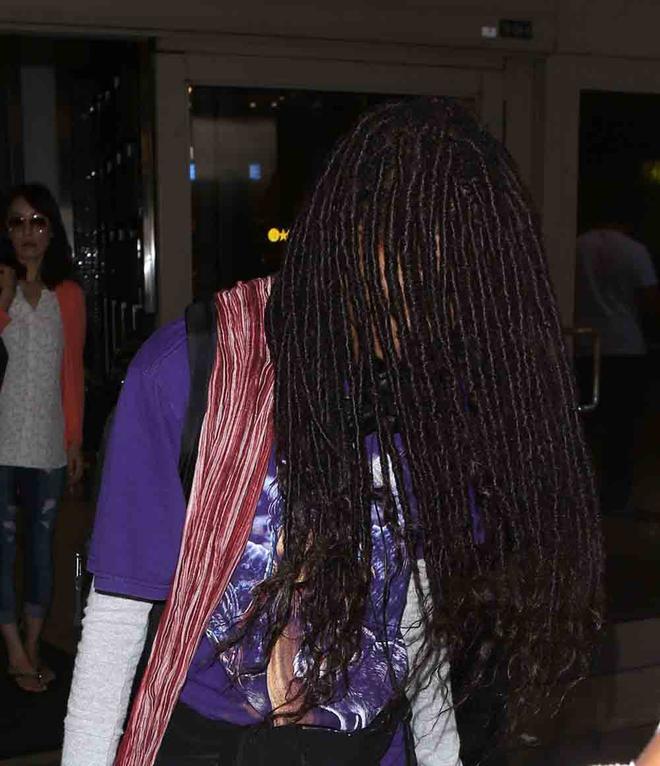 WILLOW SMITH SE CUBRE EL ROSTRO CON SUS LARGAS RASTAS