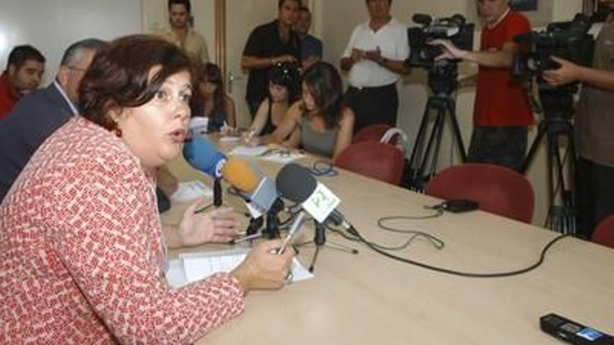 La delegada de Salud de la Junta de Andalucía, Elvira Ramón, durante la rueda de prensa en la que informó sobre la muerte esta madrugada de una joven de 20 años a consecuencia de la gripe A. Elvira Ramón ha asegurado que este fallecimiento &quot;va íntimamente ligada a otras patologías previas bastante complicadas&quot; que padecía.