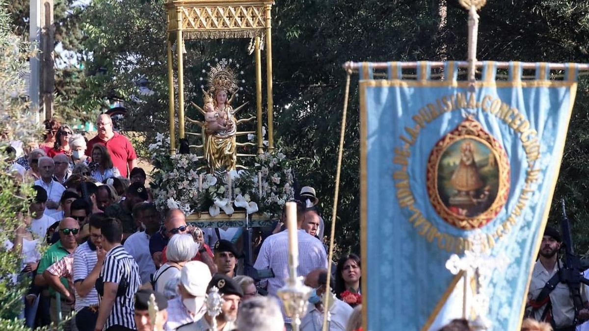 Procesión, alrededor del santuario, de la Virgen de Linares.