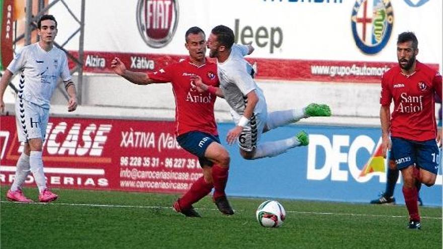 Perea, a la dreta, va acabar donant un punt a l&#039;Olot fent l&#039;empat a dos definitiu quan faltaven 12 minuts pel final del partit.