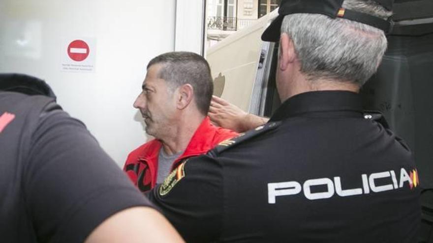 Un policía traslada al procesado por matar a su pareja en Dénia.