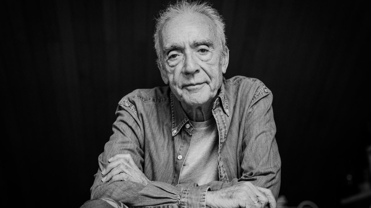 El escritor Juan José Millás, autor de 'Ese imbécil va a escribir una novela'.