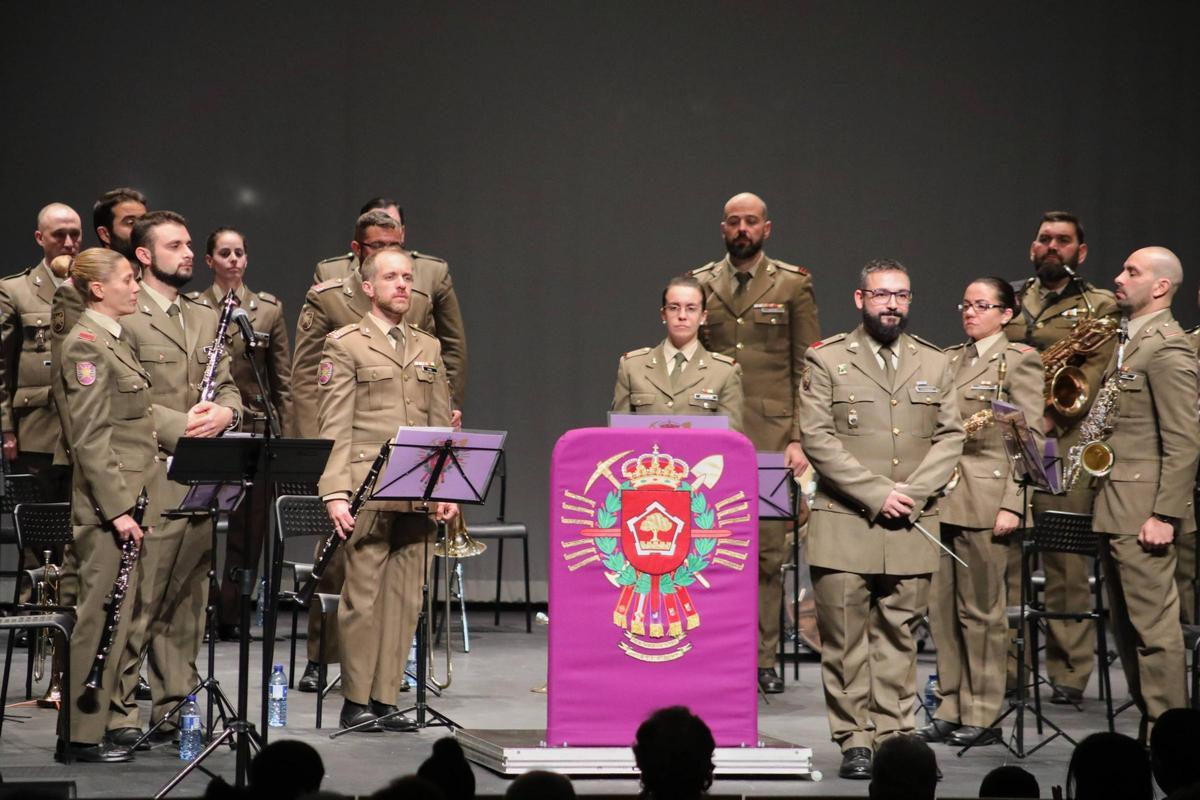 El zamorano Alejandro Fernández, director de la formación musical del Ejército, antes del inicio del concierto.