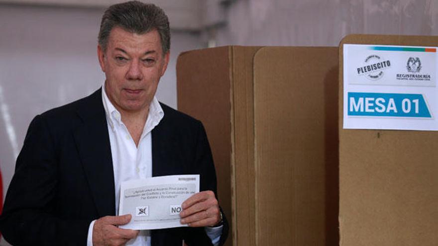 Juan Manuel Santos, votando &#039;sí&#039; en el plebiscito.