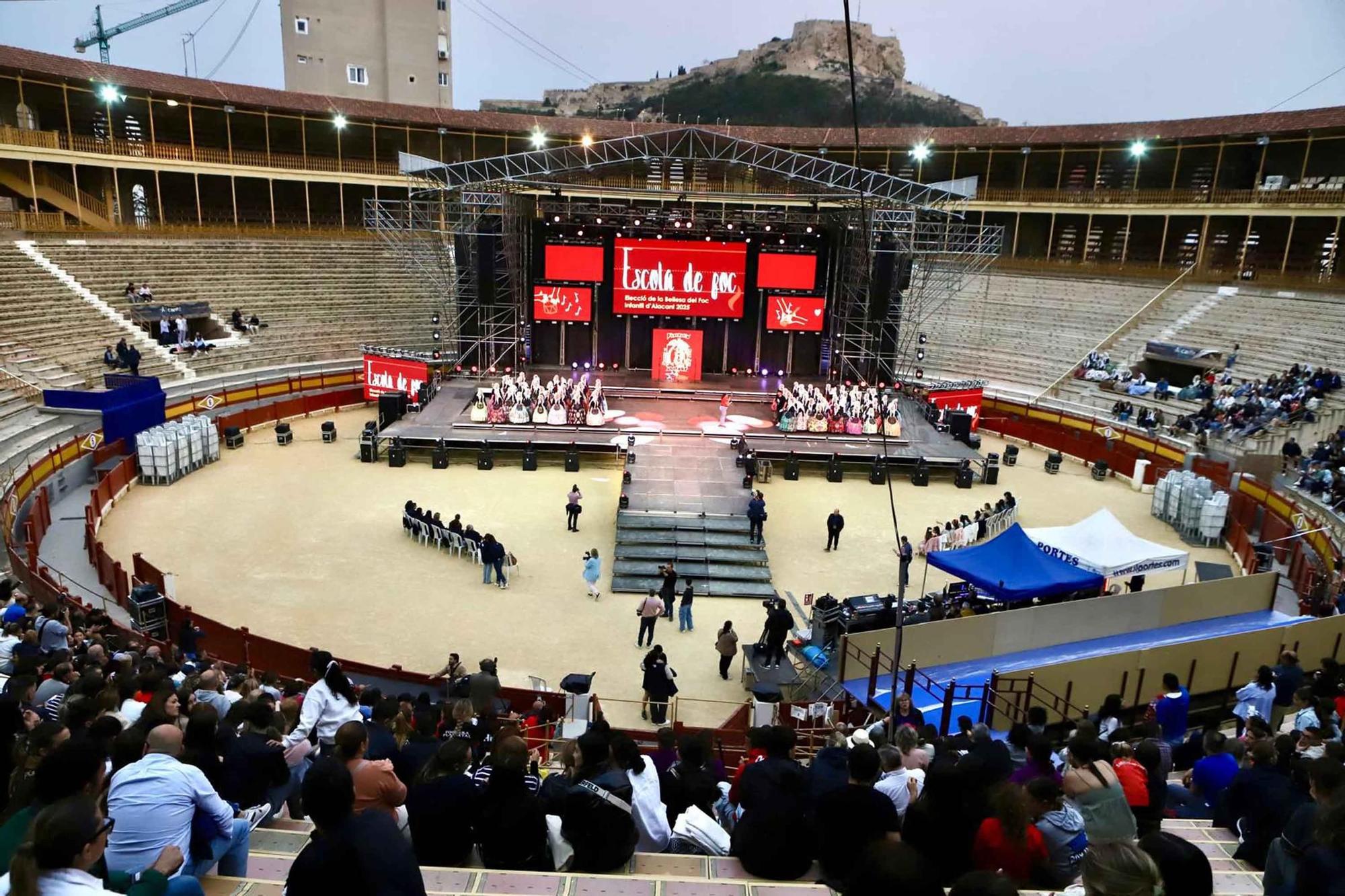 Las candidatas a Bellea del Foc 2025 ensayan con el traje de novia alicantina en la plaza de toros de Alicante