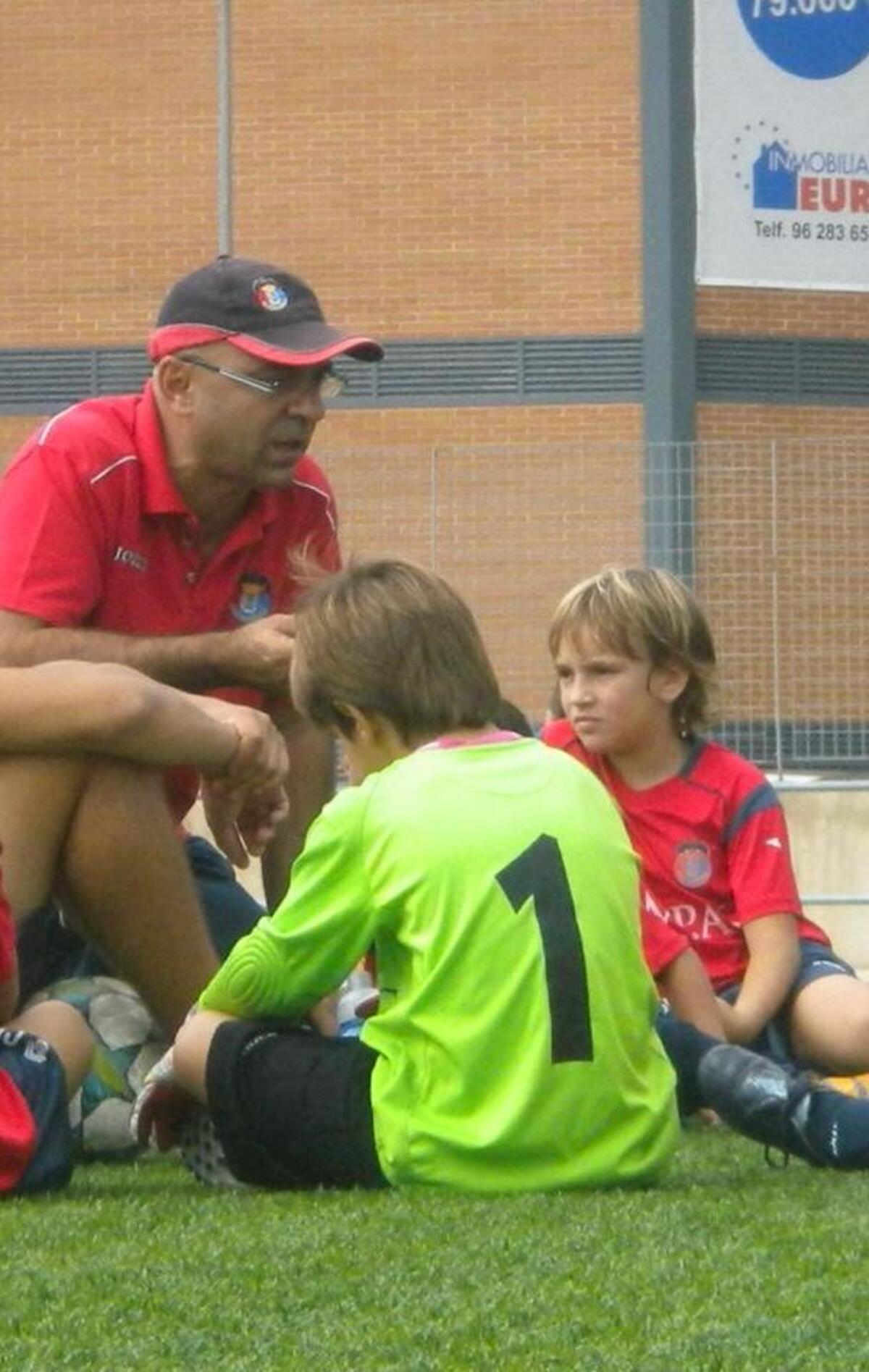 Javi Tur y Carlos Espí, en la etapa del equipo prebenjamín de la UE Tavernes para entrenador y futbolista