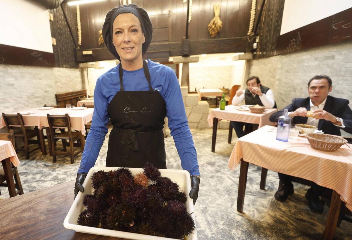 Amaya Crespo, con los primeros oricios de la temporada, en Casa Lin, en Avilés.