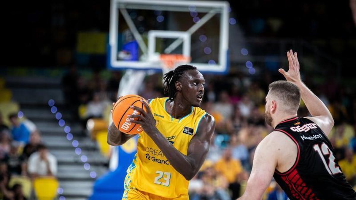 Kur Kuath protege el balón en presencia del jugador del Girona, Martinas Geben.