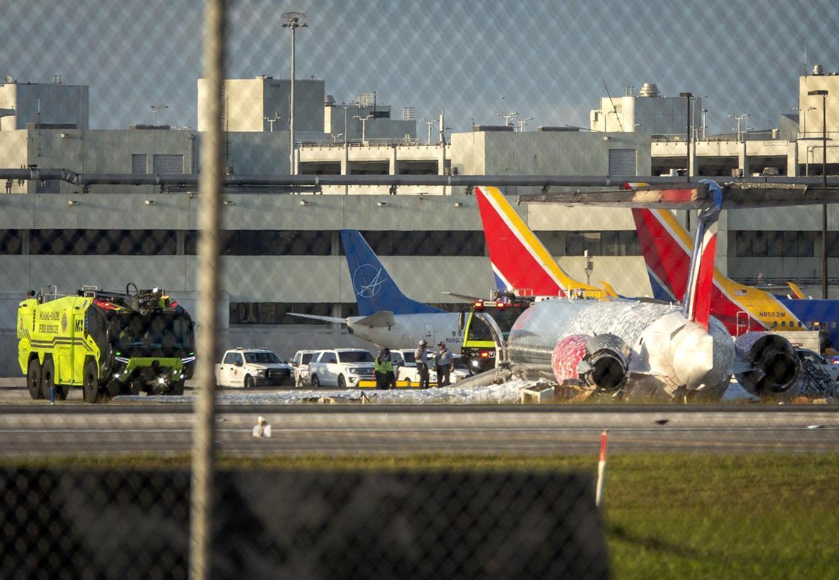 Almenys tres ferits després de l’aterratge forçós d’un avió en flames a Miami