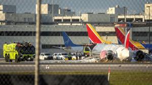 Almenys tres ferits després de l’aterratge forçós d’un avió en flames a Miami