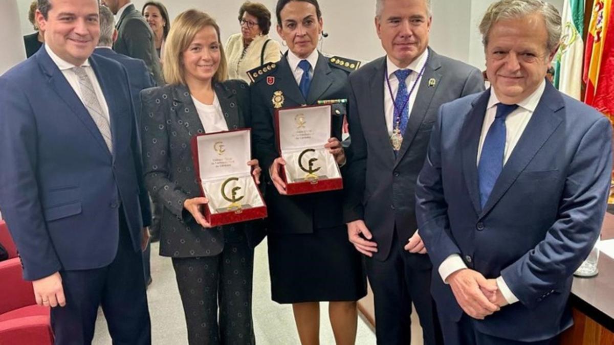 Reina Sofía y Policía Nacional reciben la insignia de oro del Colegio de Farmacuéuticos.