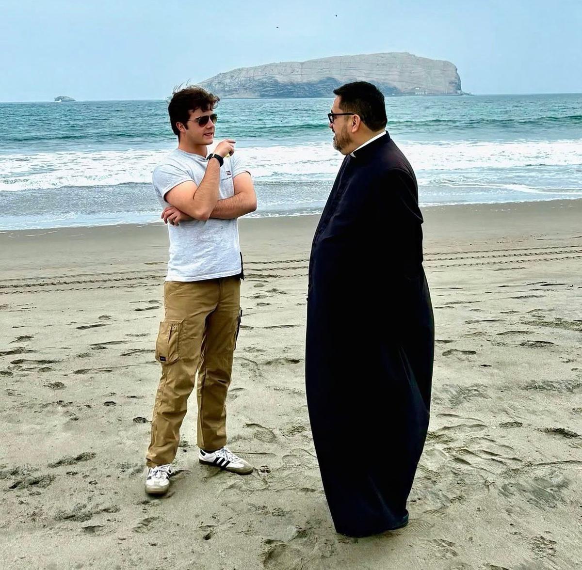 El director del documental, Álvaro Aguiló, junto al sacerdote Omar Sánchez Portillo