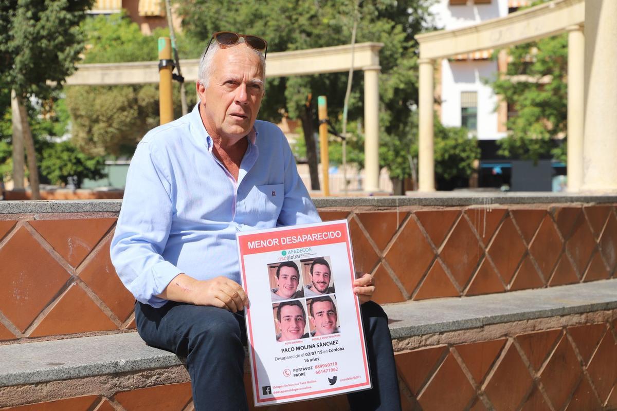 Isidro Molina, padre de Paco Molina, sostiene un cartel con fotos de su hijo, que sigue desaparecido.