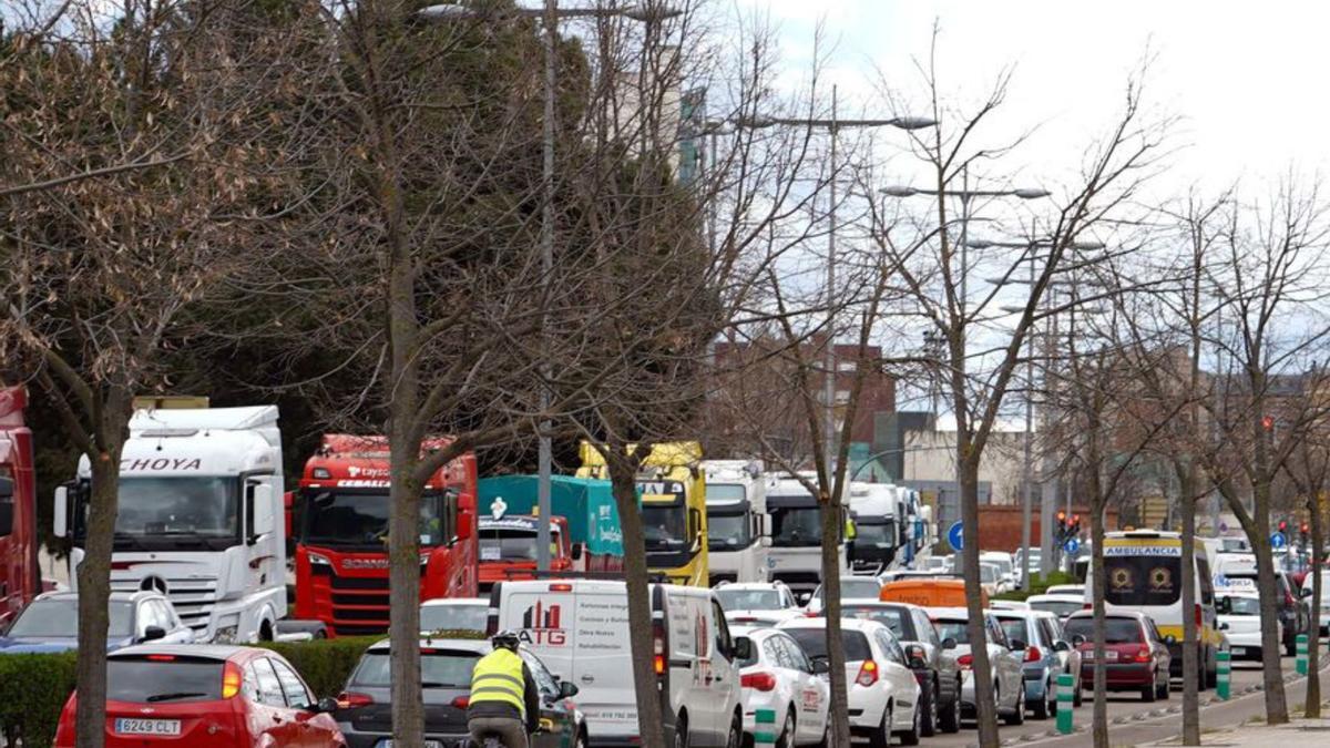 Marcha lenta de los camioneros ayer en Valladolid. | M. Chacón - Ical