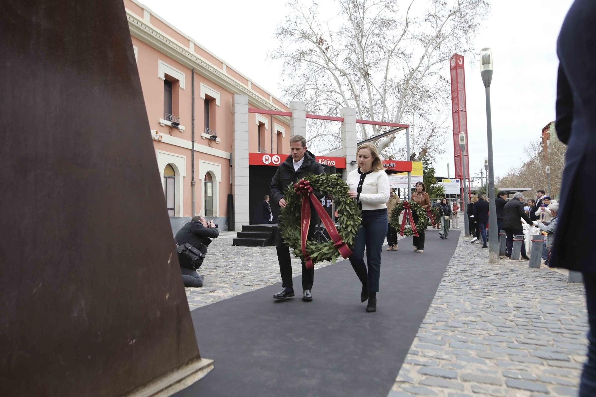 Así fue el homenaje a las víctimas del bombardeo de la estación de Xàtiva en el 85º aniversario del trágico sucesos