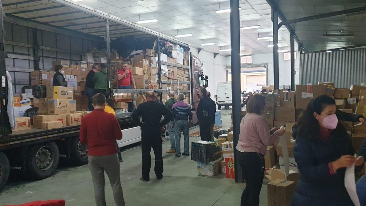 Voluntarios cargan el tráiler con destino a Ucrania.