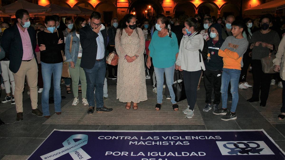 La concentración se celebró en torno a una pancarta en la Plaza de España.