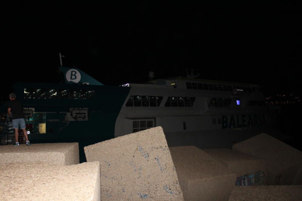 Un ferry con 400 pasajeros encalla en el puerto de Dénia