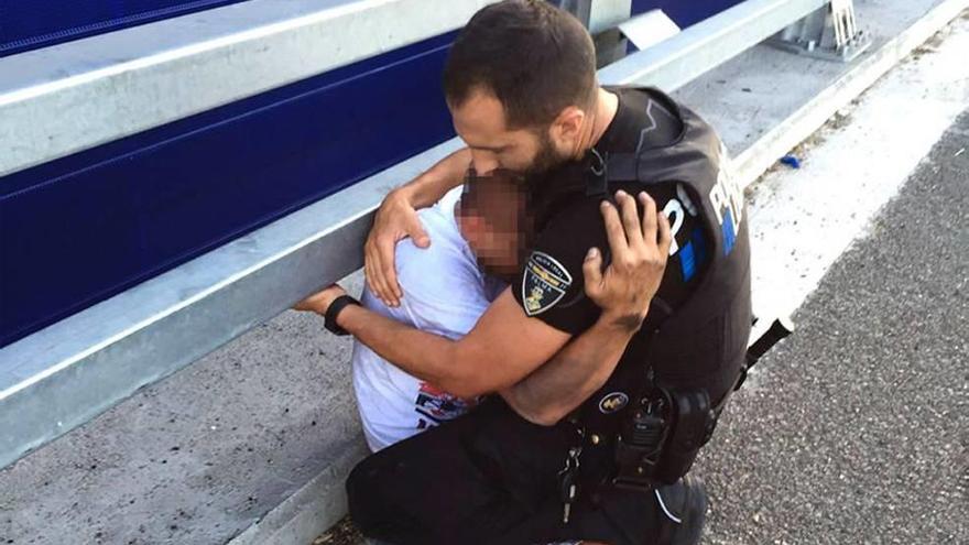 La imagen del Policía Local abrazado a un hombre que se viralizó.