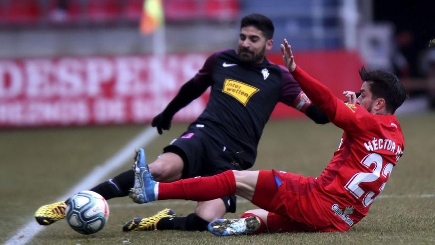 Carmona, en una pugna durante el partido ante el Numancia.