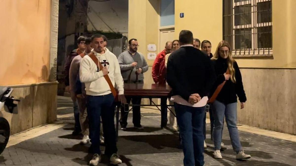 Ensayo de los hermanos de Viñeros llevando las andas a correón.
