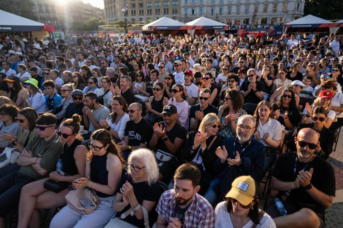 Marin Alsop dirige a la Philharmonia Orchestra de Londres y al Orfeó Català durante el concierto gratuito al aire libre celebrado en la Plaça de Catalunya con motivo del Año Gaudí