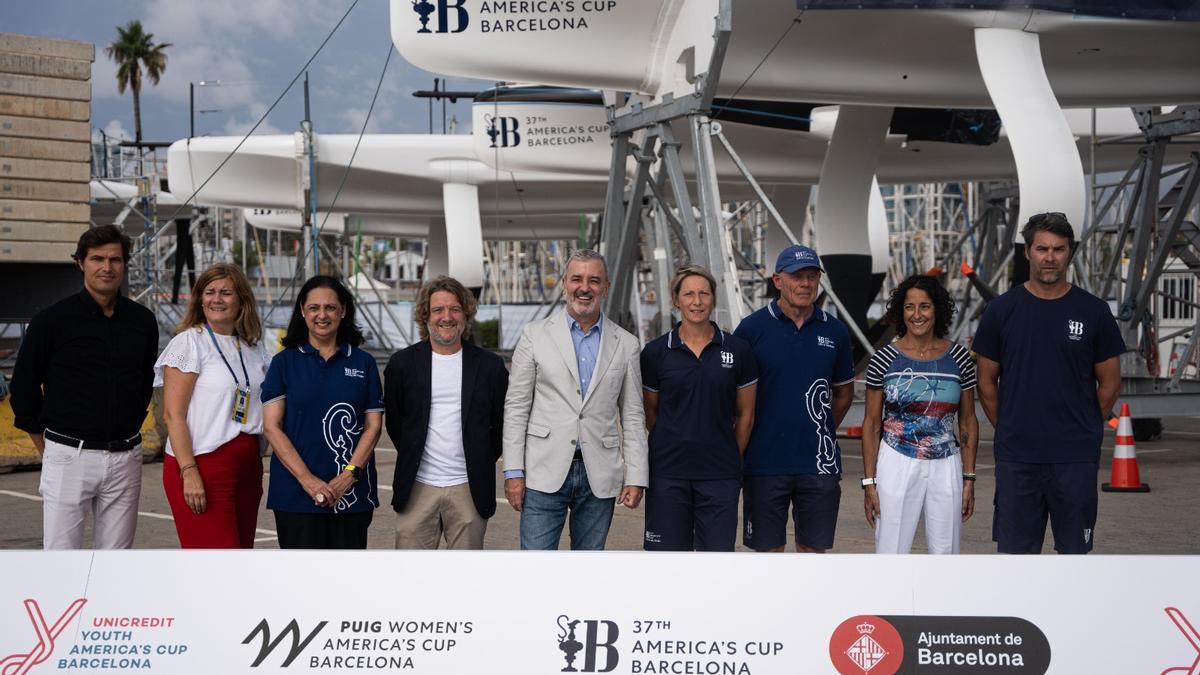 Jaume Collboni, David Escudé, Abby Ehler y Grant Dalton durante la visita de las autoridades a la base de la Puig Women's y Unicredit Youth America's Cup.