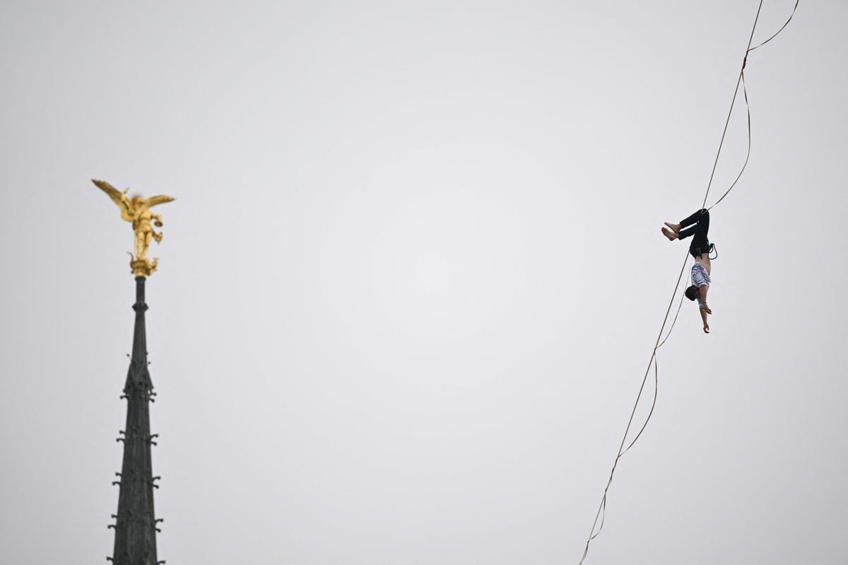 Nathan Paulin suspendido sobre la cuerda de 2.200 metros que unía una grúa con el Mont Saint-Michel.