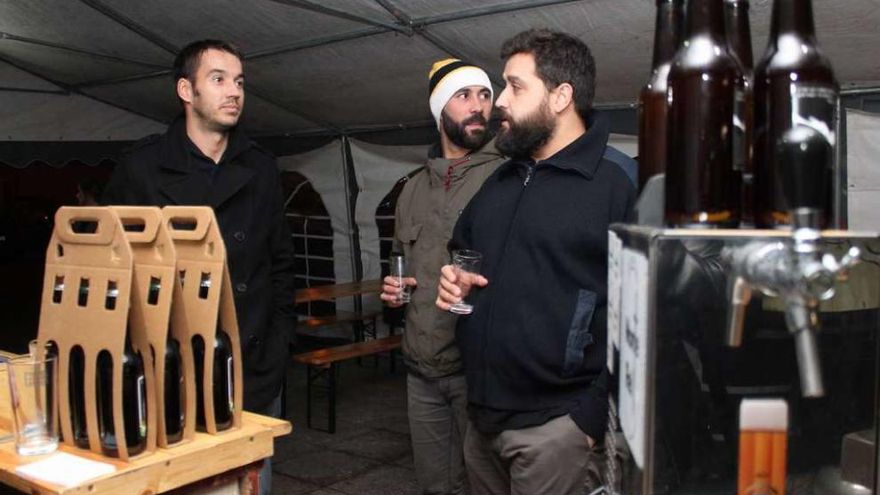 El Festival da Cervexa Artesá arrancó ayer en la Praza da Feira de A Estrada. // Bernabé / Noelia Porta