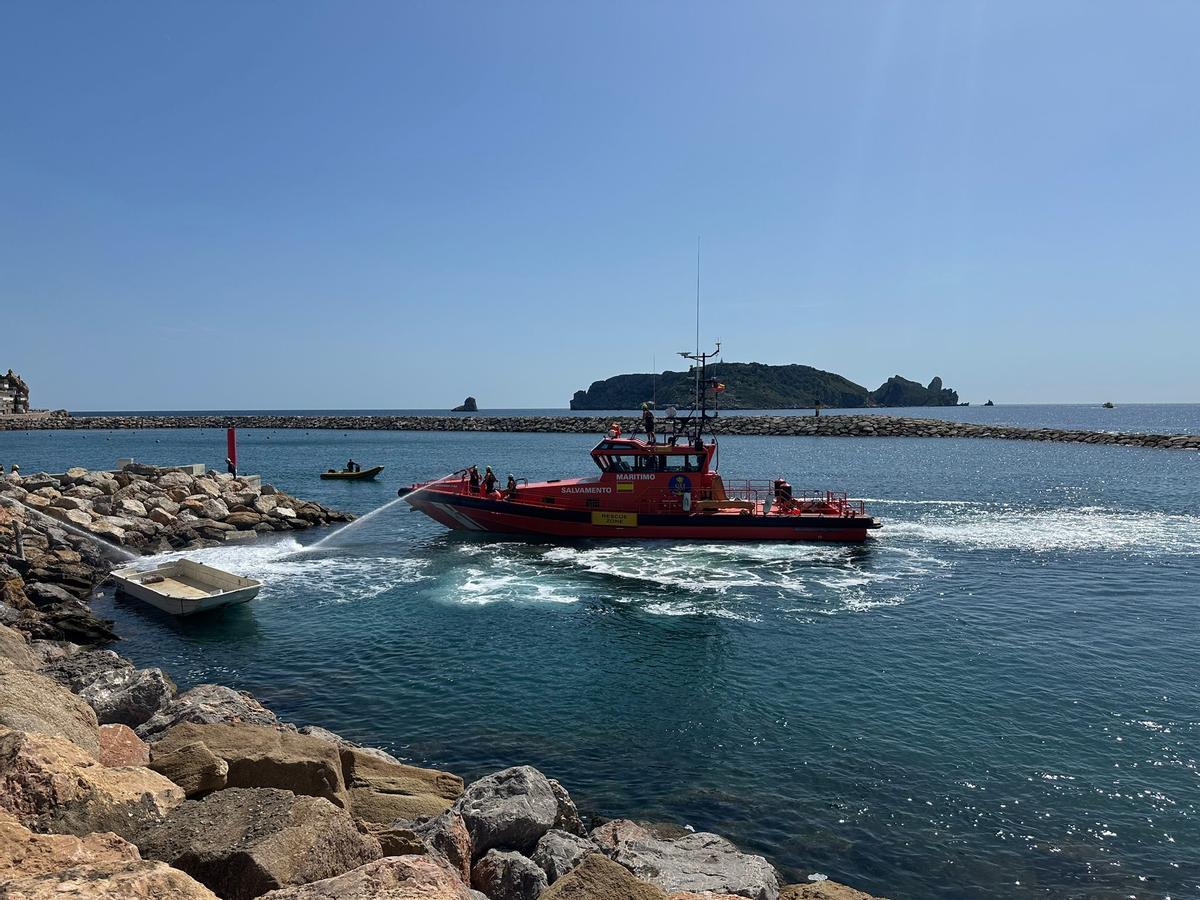 Un moment del simulacre al port de l'Estartit.