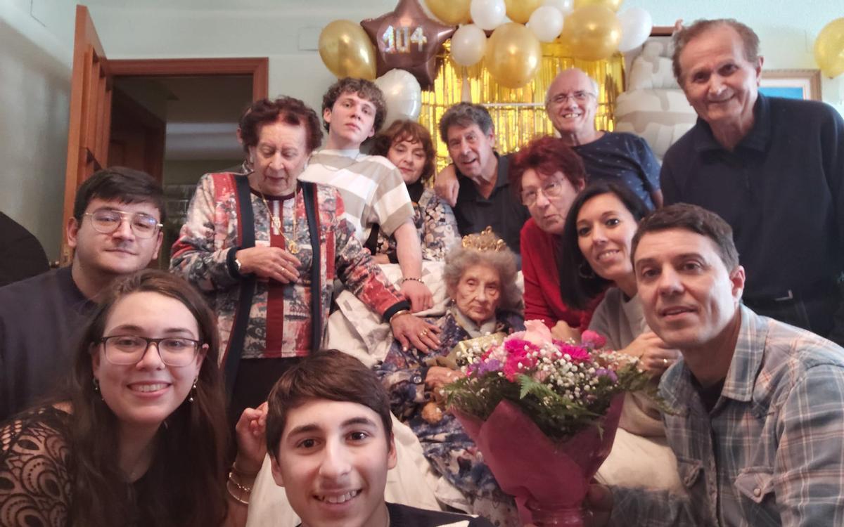 En el centro, Ana Maria `La Batana´ rodeada por su familia celebrando sus 104 años de edad