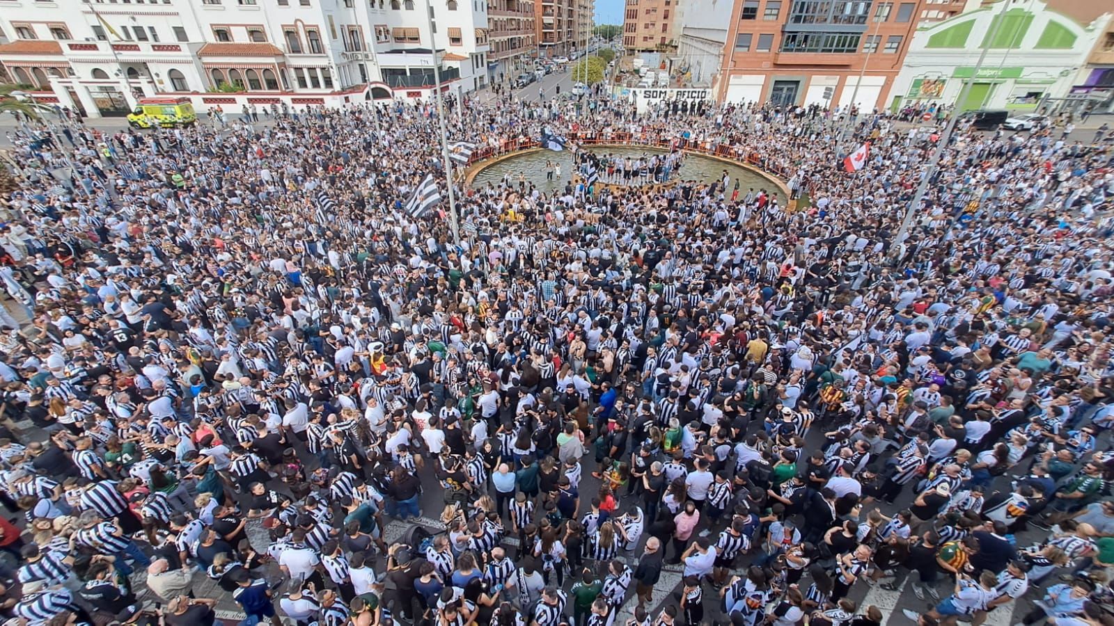 ¡Las primeras imágenes de la celebración del ascenso del Castellón desde la fuente de Castalia!
