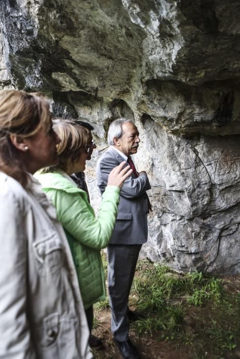 El alcalde de Oviedo, Wenceslao López, visita la cueva de Lluera